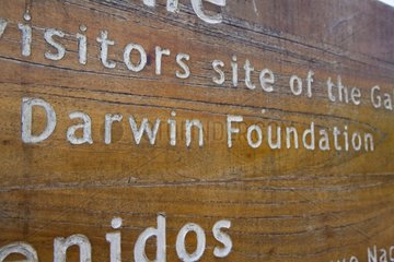 Panel der Charles Darwin Research Station Galapagos