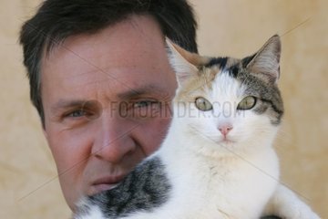 Mann mit Sohn Katze