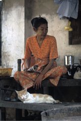 DÃ¼nne Frau sitzt mit Katzen Burma auf einen Tisch
