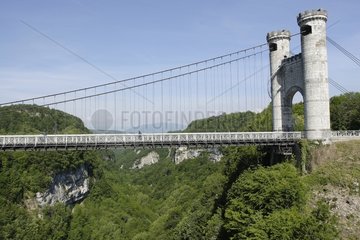 Brücke von Caille  die die Schluchten von Usses Frankreich überdämpfe