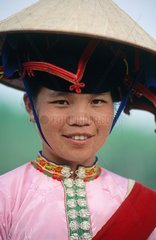 jeune femme de la minorité des thaïs blancs  sourire.
