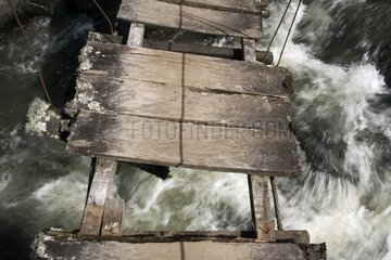 Gebrochener alter Holzbrückenkreuzung Irubi River Ecuador