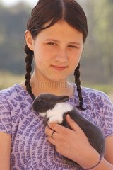 Teenager mit einem grauen Kaninchen