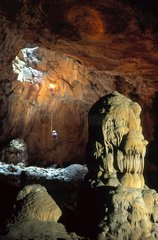 Spéléogue descendant en rappel Grotte de Corberes Sierra
