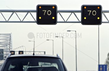 Tempo -Grenze -Wegweiser über einer Autobahn Amsterdam