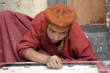 Mönch spielt das buddhistische Kloster Phuktal Zanskar India