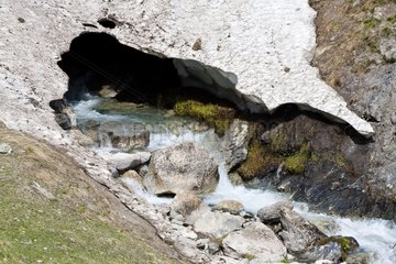 Torrent aus einem Schneefield im Sommer Ubaye Alpen Frankreich