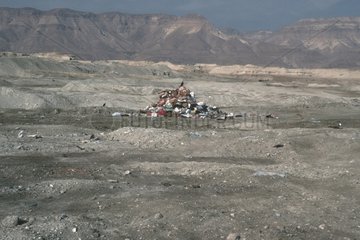Müll in der Mitte der Wüste in der Nähe des Toten Meeres abgeladen