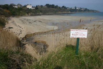 Verschmutzung eines Baches an einem Strand Cotes-D'armor Frankreich