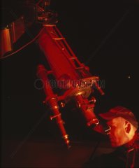 Sein Restaurator beobachtet mit dem Teleskop des Vaters Jossets