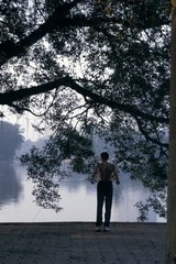 Mann unter einem Baum im Tagesanbruch Vietnam