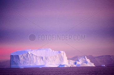 Iceberg mauve Sydkap Scoresbysund Groenland