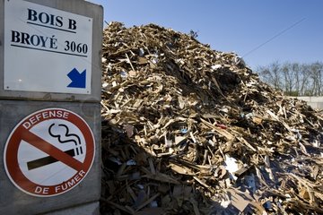 Signs ground wood and ban smoking