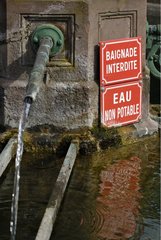 Zeichen auf einem Brunnen Elsass Frankreich