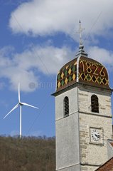 Windmühle und Glockenturm der Kirche von Valonne Tobs