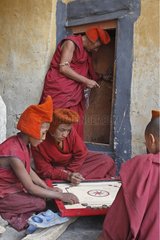 Junge buddhistische Mönche spielen Carrom Zanskar India