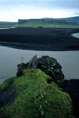 Fluss im Medium Lava und schwarzem Sand Island