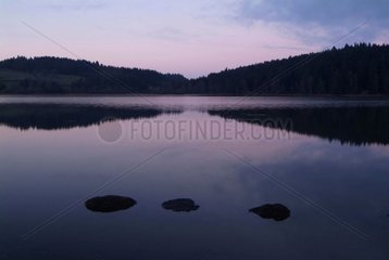 Reflexionen bei Sonnenuntergang am Malaguet -See Auvergne Frankreich