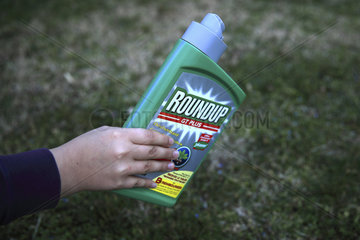 Use of Glyphosate (Roundup) weed killer in a garden  France