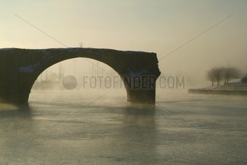 Überreste der Brücke im Nebel auf der Loire Auvergne Frankreich