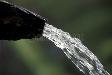 Wasser  das aus einem Brunnen Frankreich fließt