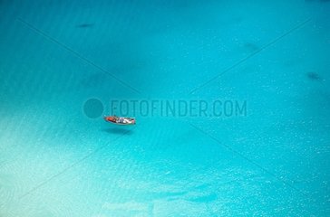 Vue aérienne d'un bateau de plaisance sur une mer turquoise