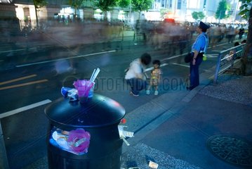 Behälter in den Straßen Japan