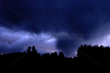 Ciel illuminé par les éclairs avant la pluie France