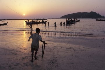Kind  das einen Strand der WestkÃ¼ste von Burma ausnutzt