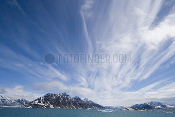 Cirrus -Wolken über Fiord im Sommer Svalbard