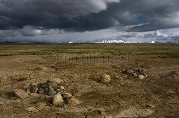 Mud cracks sur les hauts plateaux Sarychat-ertash