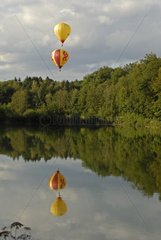 Balloons above a lake and reflects France