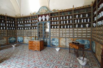 Pharmacie du XVIIIe siècle de l'Hôtel-Dieu Provence