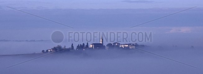 Eglise et village de Sempesserre émergent du brouillard Gers