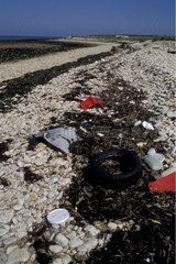 Abfall am Strand  der von Frankreich Flut abgelehnt wird
