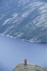 Ehepaar auf dem berühmten Rocher de Preeikestolen Norwegen