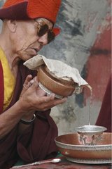 Buddhistischer Mönch während eines rituellen Zanskar -Indiens