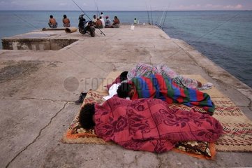 Dormeurs et pêcheurs au lever du jour Funafuti Tuvalu