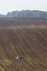 Landwirt und Techniker in einem Feld Frankreich [at]