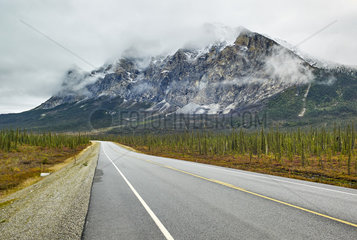 Dalton Highway : from Fairbanks to Prudhoe Bay (mile 204) Mount Sukakpak 1338 m above sea level  Alaska  USA
