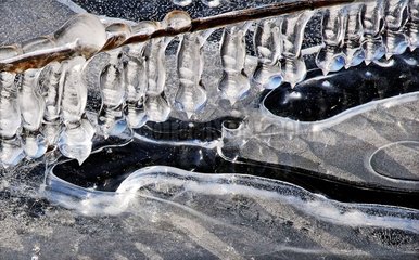 Strukturen erzeugen am Eis am Rand eines Frankreichseessees