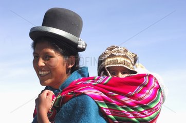 Mutter und ihr Baby Aymara Lake Titicaca Bolivien