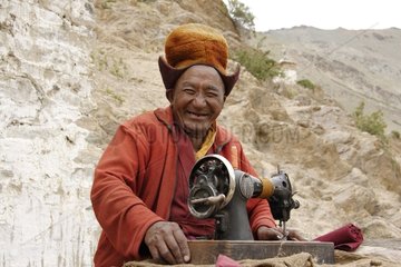 Mönch und Nähmaschine Muney Gompa Zanskar India