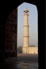 Taj Mahal Minaret durch eine Tür Agra Uttar Pradesh