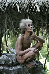 Mann unter einem Dachblätter Tau't Batu Palawan Philippinen