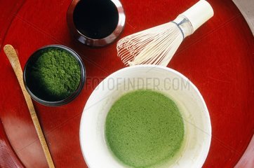 Tokyo  cérémonie du thé  tasse  brosse et boîte de thé vert