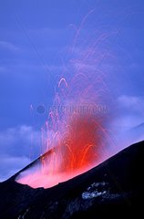 Eruption du volcan près du Vancori Stromboli Italie