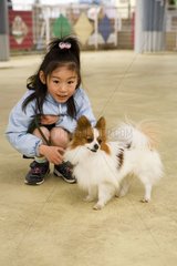 Fillette promenant un chien du parc Tokyo