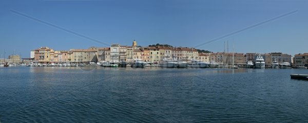 Hafen und Dorf Saint-Tropez im Frühjahrsvar
