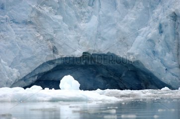 Eishöhle des Raudfjordbreen -Gletschers auf dem Raudfjord